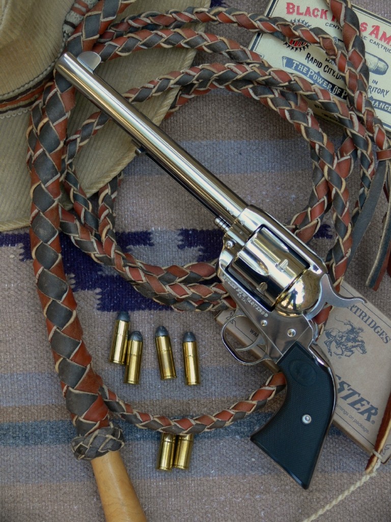 Réalisé en acier inoxydable poli et doté de plaquettes en matière synthétique noire, le Ruger New Vaquero présente un aspect très proche de celui du Colt 1873 Peacemaker dans sa version nickelée avec plaquettes en caoutchouc durci, finition fréquemment rencontrée à l’époque.