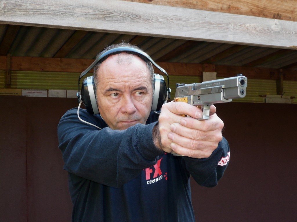 Trop lourd pour le tir à bras franc, ce pistolet révèle son potentiel lors des tirs rapides en Weaver stance, du type de ceux qui consistent à abattre des quilles de bowling, le faible relèvement de l'arme au départ du coup permettant d'effectuer des enchaînements rapides avec une surprenante efficacité.