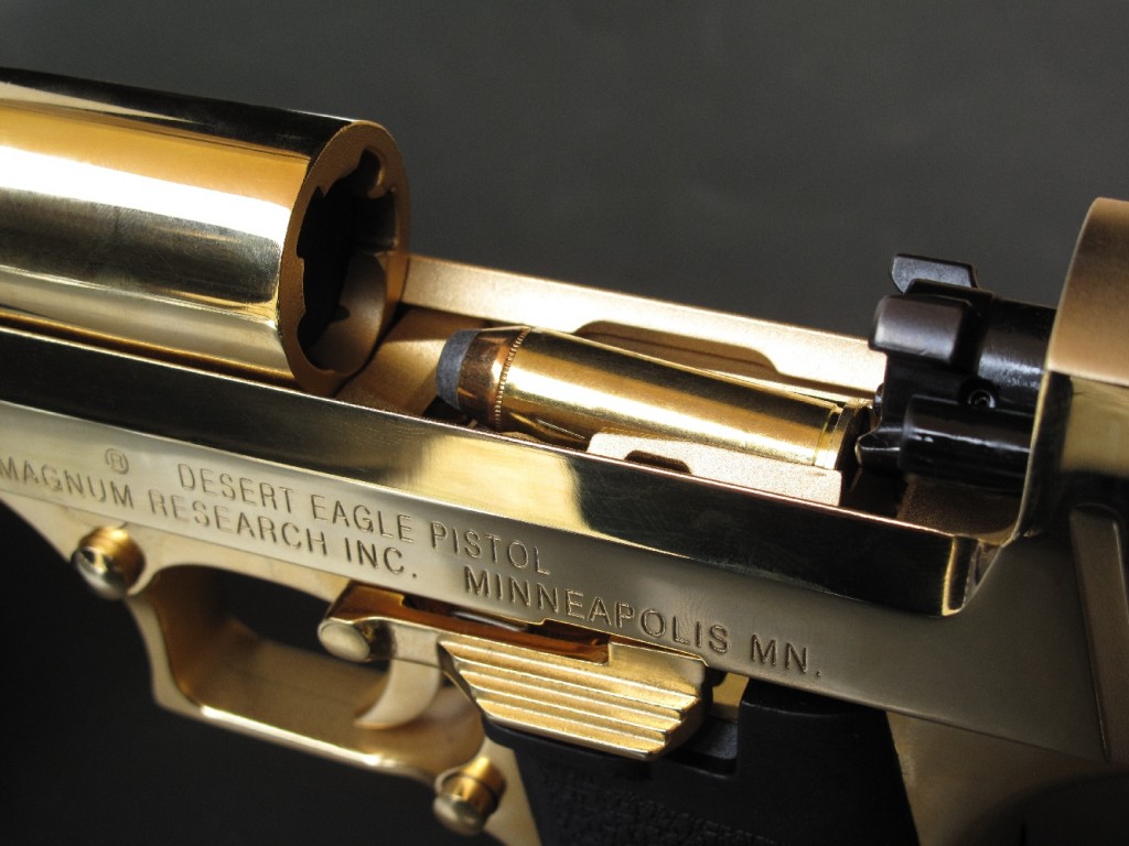 Avec sa grosse cartouche de calibre .44 Magnum positionnée face à la rampe d’alimentation, le Desert Eagle fait irrésistiblement penser à une pièce d’artillerie.