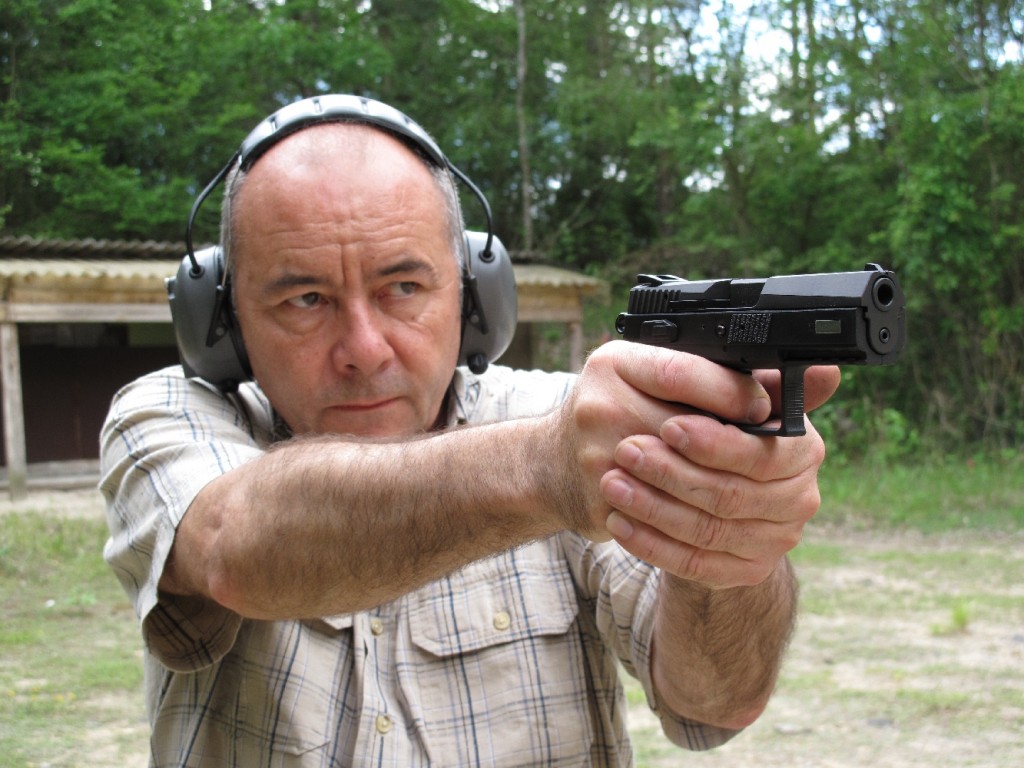 Pas de surprise au niveau de la prise en main de ce CZ-75 P-07 Duty mais, dans le cadre d’un tir sportif, l’agrément offert par la détente n’est pas au rendez-vous. En contrepartie, ce modèle compact et léger se révèle facile à maîtriser, sa carcasse en polymère permettant d’absorber sereinement le recul.