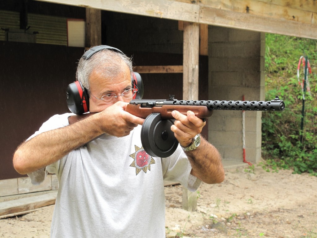 Cette carabine semi-automatique de petit calibre constitue une arme de loisir particulièrement ludique, à défaut d’être efficace. Elle n’est guère précise en cible et son fonctionnement est capricieux. Il convient de privilégier les munitions à haute vitesse, de type High Velocity ou Hyper Velocity, afin de minimiser les risques d’enrayage, encore cela ne suffit-il pas toujours pour être à l’abri d’un incident de tir. Mais quand elle veut bien fonctionner, vider un chargeur de plus de cinquante coups en une poignée de secondes reste une expérience mémorable !