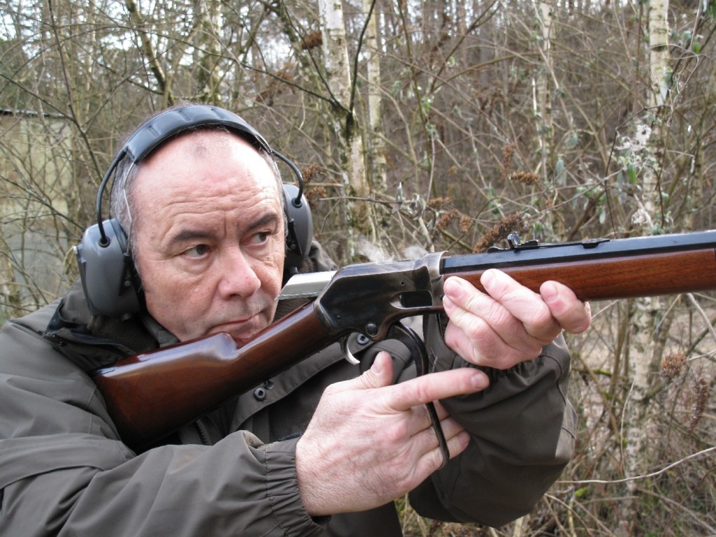 Légère et maniable, cette carabine est très agréable à utiliser sur le terrain. Son levier procure un mouvement fluide, permettant un réarmement rapide après chaque coup tiré. Avec un peu d’entrainement, il est possible de réarmer sans quitter des yeux la cible et la ligne de mire. 