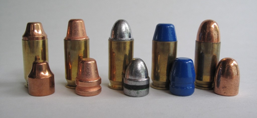 Quelques-unes des cartouches de calibre .45 ACP que nous avons rechargées pour ce banc d'essai, de gauche à droite : balle IMI 185 grains SWC blindée ; balle MPF 190 grains (poids réel 185 grains) SWC cuivrée ; balle MPF 200 grains Lead Round Nose en plomb graissé ; balle ARES 225 grains FPBBEPRX en plomb recouvert de peinture époxy ; balle Remington 230 grains FMJ Leadless intégralement cuivrée.