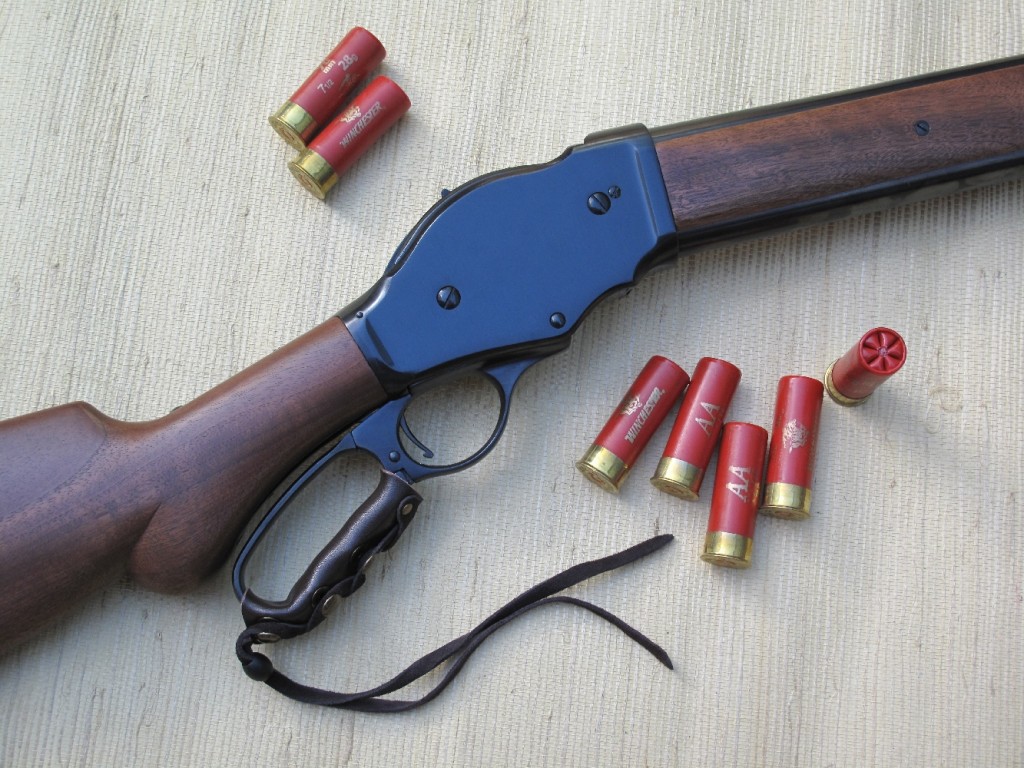 Comparée à la réplique Norinco, la réplique Azur Armes reçoit des bois mieux veinés et bénéficie d’une finition plus soignée.