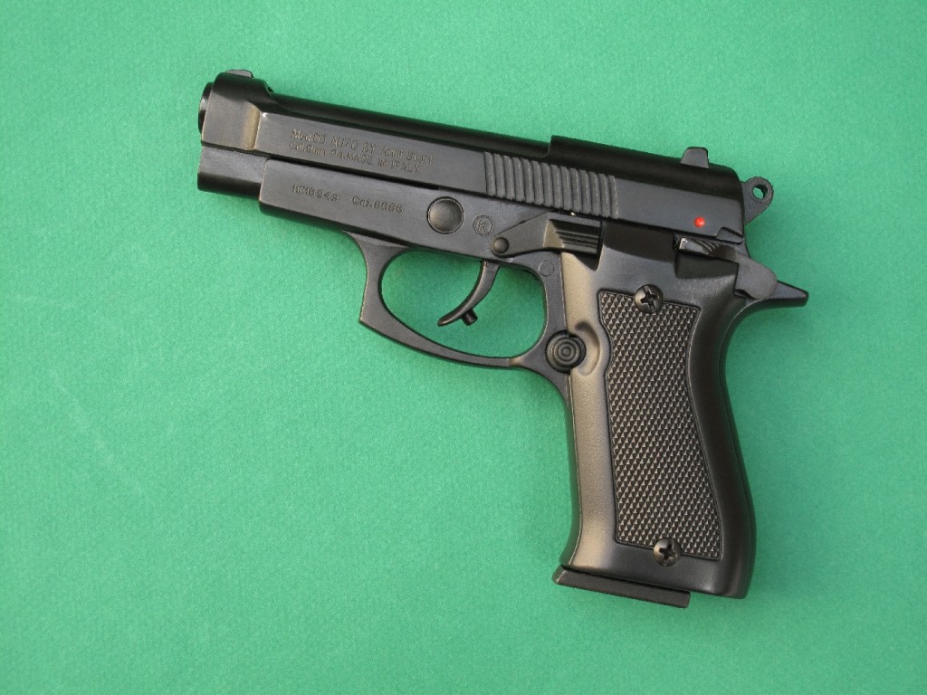 Le pistolet d'alarme Armi Sport modèle 85 est une copie très réaliste chambrée en calibre 9 mm PAK (9 mm à blanc) du Beretta modèle 85 "Cheetah", arme de défense compacte de calibre .380 ACP (9 mm court). Il permet le tir des cartouches à blanc, des cartouches "Flash", des cartouches à gaz CS et OC (poivre), ainsi que des fusées lumineuses de 15 mm grâce à l'embout lance-fusées fourni.