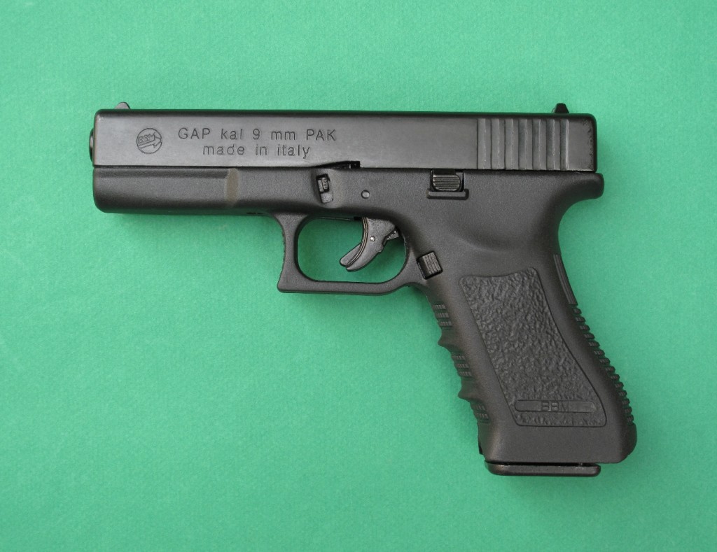 Le pistolet d'alarme "GAP" est une copie du Glock 17, réalisée par la firme italienne BBM Bruni. Il est chambré en calibre 9 mm PAK et dispose d’un chargeur 11 coups. Il peut tirer les cartouches à blanc, les cartouches "Flash", les cartouches à gaz lacrymogène (CS et OC), les étoiles lumineuses de 15 mm (grâce à l'embout lance-fusées fourni) et les nouvelles cartouches de défense à balle caoutchouc Self-Gomm, mises au point par la maison française SAPL (voir notre test en fin de vidéo).