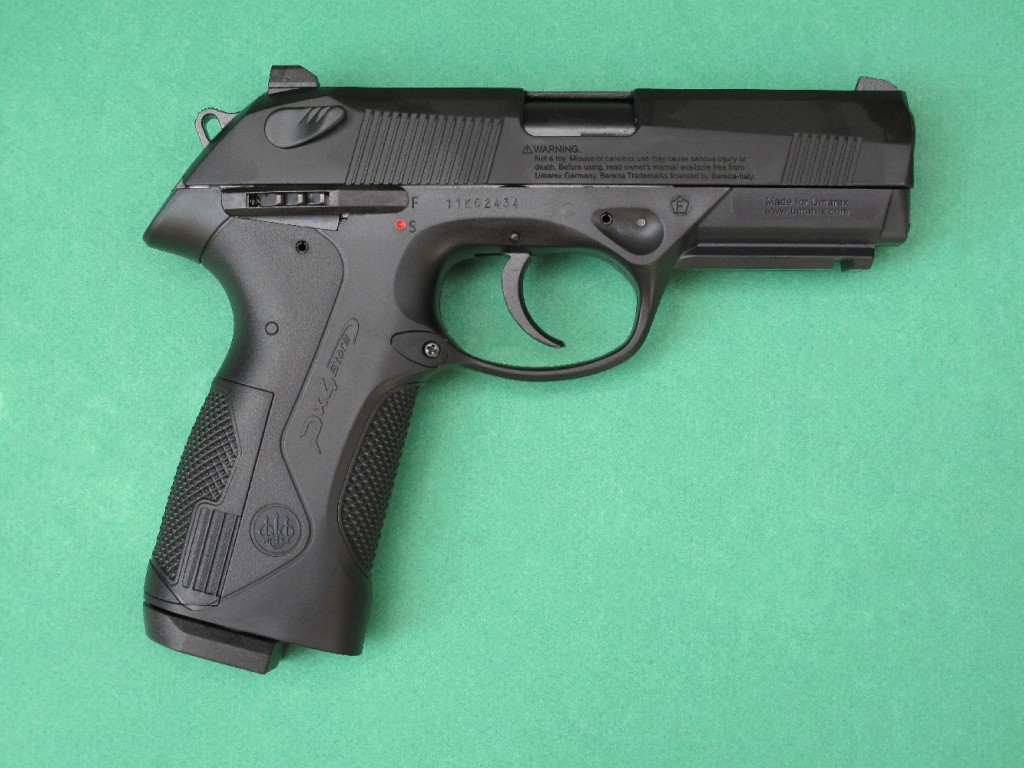 Le pistolet à CO2 Beretta Px4 Storm fabriqué par Umarex est un modèle blowback, à simple et double action, alimenté par un chargeur réversible de 2 fois 8 coups en calibre 4,5 mm (.177), pouvant recevoir des plombs de type diabolo ou des billes en acier de type BBs.