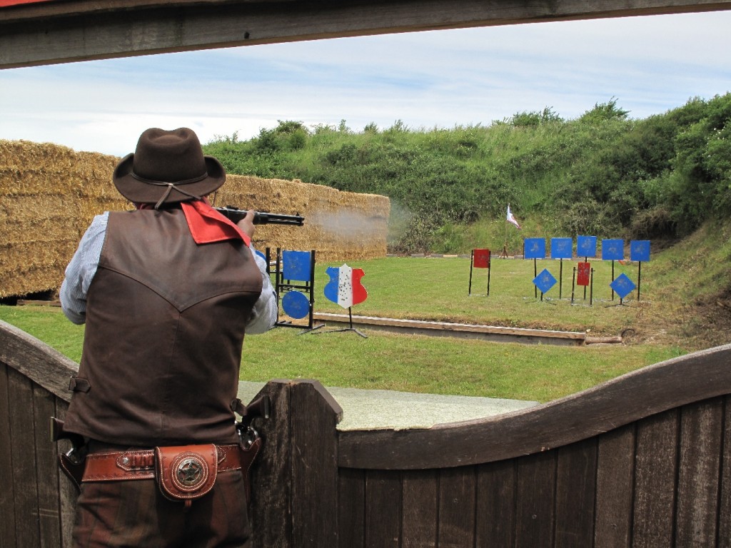 Tir à la carabine à répétition par levier de sous-garde.