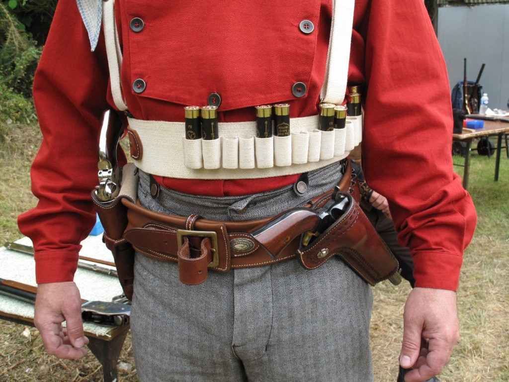 Cette discipline réclame, outre la tenue vestimentaire conforme à l’iconographie Old West, un équipement en cuir complet et fonctionnel afin d’assurer le port sécurisé des revolvers et des cartouches au cours des déplacements.