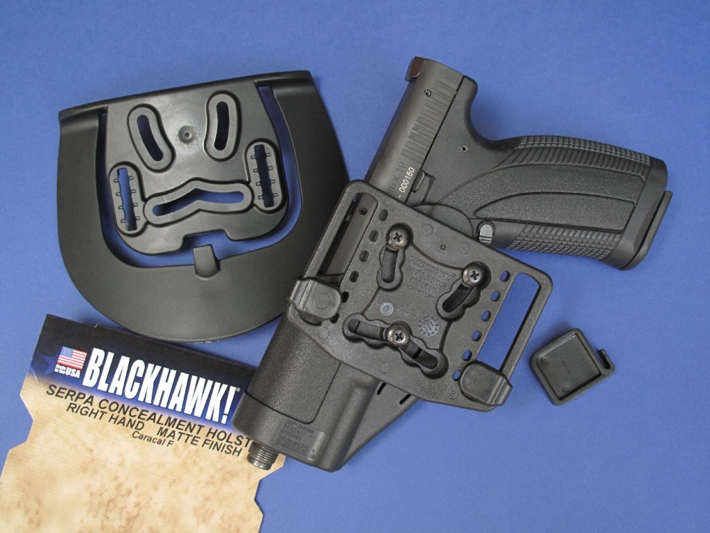 La firme américaine Blackhawk propose pour le pistolet Caracal son modèle Serpa Concealment, moulé en fibre de carbone. Il est livré avec deux platines amovibles qui permettent de le positionner en réglant finement sa hauteur et son inclinaison et de choisir son mode d’accrochage : belt (passé dans le ceinturon) ou paddle (qui permet d’installer ou retirer le holster sans déboucler le ceinturon).