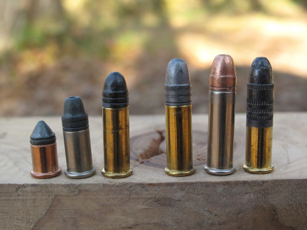 Nous avons réuni ici plusieurs types de cartouches à percussion annulaire remarquables (de gauche à droite) : .22 Bosquette, .22 Short, .22 Long, .22 Long Rifle, .22 Stinger et .22 SSS. Les premières ne peuvent pas être tirées dans des armes à répétition et seules les trois dernières peuvent être tirées dans les armes semi-automatiques chambrées en calibre .22 Long Rifle.