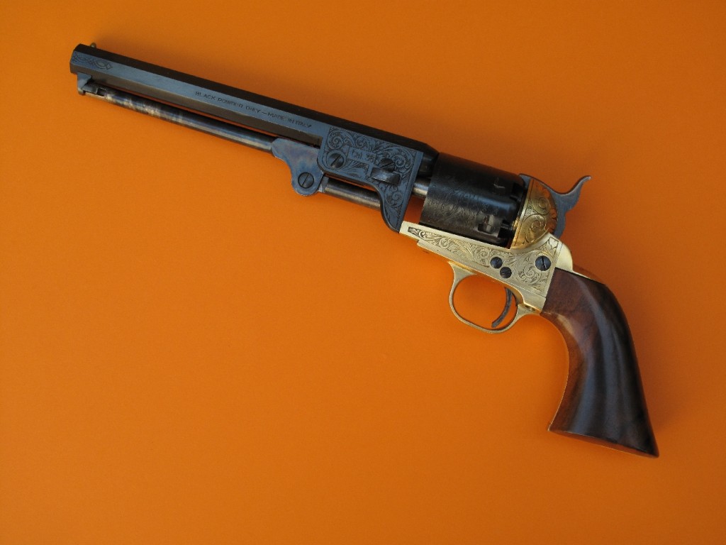 Réplique du Colt Navy modèle 1851 fabriquée par Pietta en 1977 (poinçon AC du banc d’épreuve de Gardone Valo Trompia). Il s'agit d'un revolver à percussion à 6 coups en calibre .36 (chargement par l'avant du barillet), avec un canon long de 7 pouces ½ (190 mm).