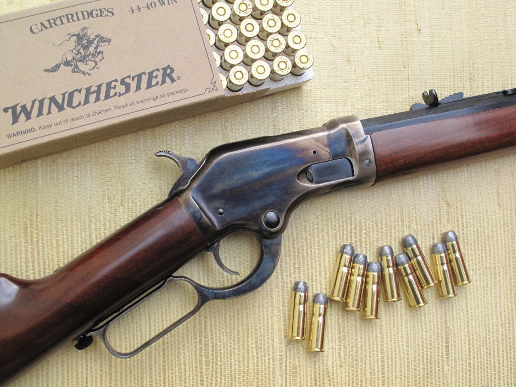 Cela ressemble à une Winchester, mais ce n’est pas une Winchester ! La carabine Burgess, dont la firme italienne Aldo Uberti nous propose la réplique, est un modèle atypique, réalisé par la maison Colt en 1883 dans le but de ravir à Winchester ses parts de marché.