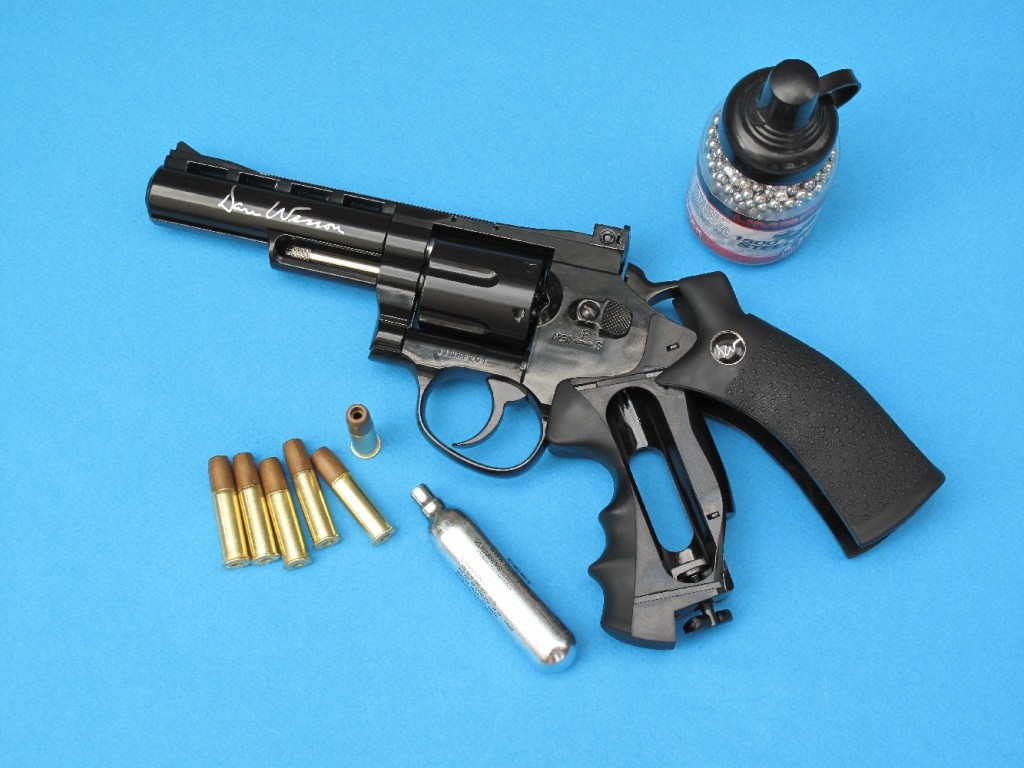 Le revolver Dan Wesson à CO2 (ici le modèle « bronzé noir », à canon de 4 pouces) est doté d’un barillet basculant et livré accompagné de six fausses cartouches et d’un Speed Loader qui permettent de le charger de façon très réaliste.