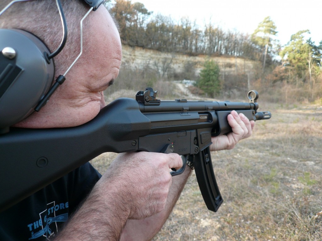 La carabine semi-automatique GSG-5, qui constitue une copie conforme, en calibre .22 Long Rifle, du pistolet mitrailleur Heckler & Koch modèle MP5, bénéficie d’une belle qualité de fabrication. Elle se singularise par sa compacité, sa maniabilité, la grande capacité de ses chargeurs (10 ou 25 coups) et sa polyvalence, grâce aux multiples accessoires dédiés, les mêmes qui équipent le HK MP5. 