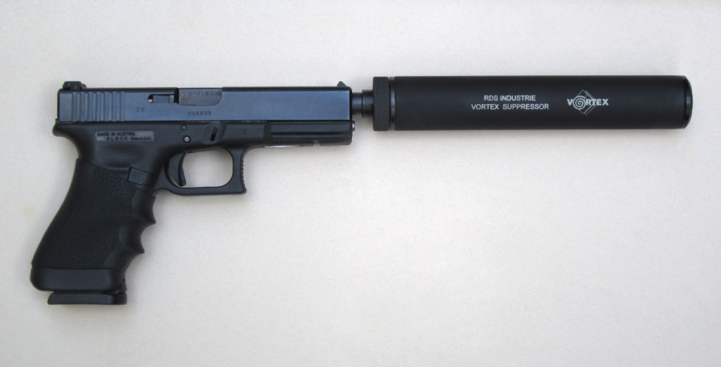 Le pistolet semi-automatique Glock 17, équipé d'un modérateur de son « Vortex » fabriqué par la firme française RDS. Les silencieux Vortex se démarquent notamment par le fait qu'ils ne nécessitent absolument aucun entretien et qu'ils permettent le fonctionnement, non seulement des armes semi-automatiques comme le pistolet Glock, mais encore des armes automatiques (pistolets mitrailleurs) employées par les militaires.