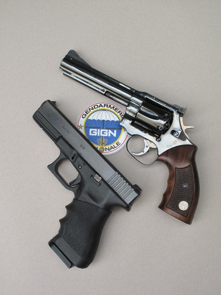 Confrontation au sommet entre deux armes mythiques, adoptées par les groupes d'intervention de la police et de la gendarmerie, qui ont marqué de leur empreinte deux époques bien distinctes : le revolver Manurhin MR-73, accompagné des six cartouches de calibre .357 Magnum que peut contenir son barillet et le Glock 17, accompagné des dix-huit cartouches de 9 mm Parabellum qu’il peut accueillir (17 dans le chargeur et une dans la chambre).