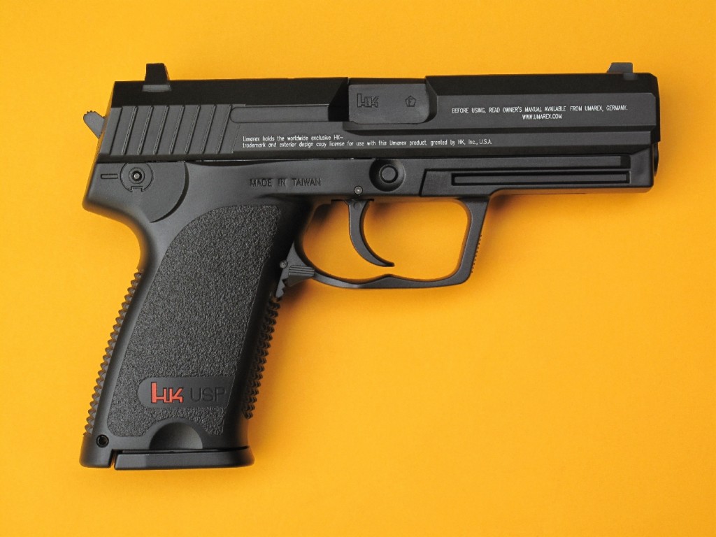 Le Heckler & Koch modèle USP de la firme allemande UMAREX est un pistolet DAO (tire uniquement en double action) qui tire les petites billes sphériques Steel BBs, en acier nickelé ou cuivré, de 4,5 mm de diamètre. Il dispose d’un chargeur de 22 coups et la propulsion est assurée par une capsule de 12 g de CO2.