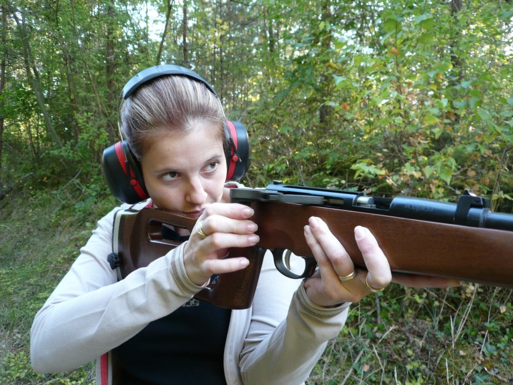 Dérivée des modèles de biathlon, cette carabine à répétition de petit calibre bénéficie d'un ingénieux système de levier d'armement rapide, un peu à l'image du système adopté par nos voisins suisses en 1889 pour leur fusil réglementaire d'infanterie Schmidt Rubin.