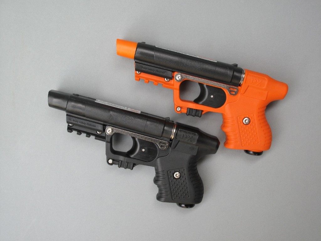 Le pistolet JPX Jet Protector, fabriqué par la firme helvétique Piexon, est un modèle de défense à deux coups, fonctionnant uniquement en double action, avec sélection automatique alternée des deux percuteurs. C'est un lanceur pyrotechnique de gel OC (10 g de solution à 10%) dont la portée d'utilisation est comprise entre 1,50 m et 7 m.