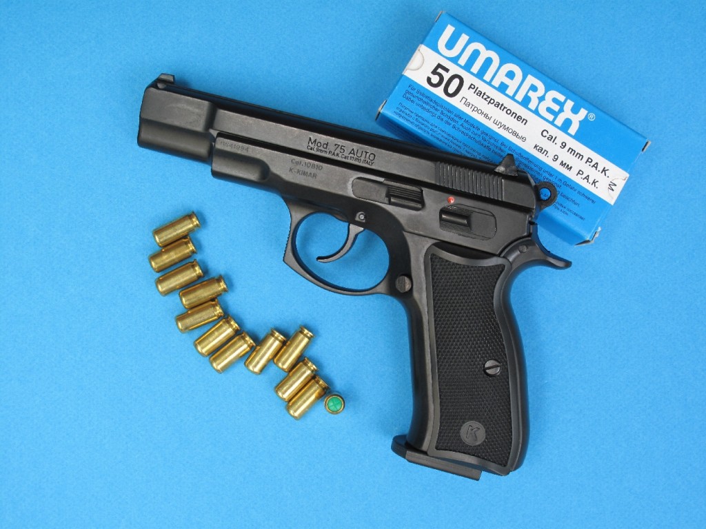 Le pistolet d'alarme Kimar modèle 75 AUTO, à chargeur 11 coups en calibre 9 mm PAK (cartouches à blanc ou à gaz lacrymogène) est une copie très réaliste du pistolet semi-automatique tchèque CZ-75, à chargeur 15 coups en calibre 9 mm Parabellum, l'un des meilleurs pistolets de combat de gros calibre.