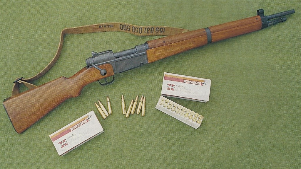 Le MAS (Manufacture d'Armes de St-Etienne) modèle 1936 est un fusil à répétition dont la construction sommaire doit être considérée comme un chef-d’œuvre de simplicité et de robustesse, qualités essentielles sur une arme militaire. Cet exemplaire rechambré en calibre civil, en l’occurrence le .300 Savage, permet l’utilisation des lames-chargeur réglementaires pour un approvisionnement rapide de son magasin. 