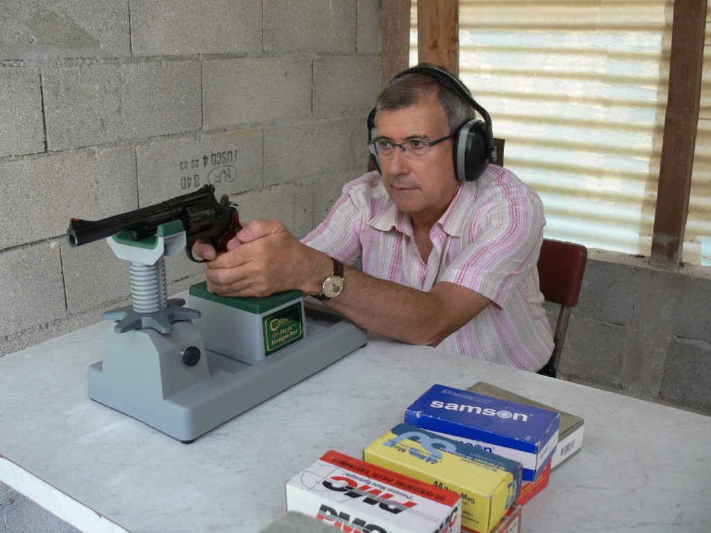 La précision en cible d'une arme de poing constitue bien sûr la question essentielle que se pose, au moment de son achat, son futur utilisateur : quelle arme choisir, pistolet ou revolver, petit calibre ou gros calibre ? Si le tireur de compétition peut aisément guider son choix en observant les résultats des matches, le tireur de loisir, pour qui les armes de compétition sont trop chères et trop exclusives, se montre plus hésitant et c'est à lui que cette étude est tout particulièrement destinée.