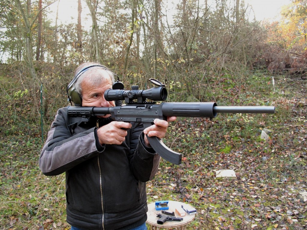 Cette carabine de petit calibre aux allures de fusil d’assaut, qui porte la signature prestigieuse de la firme américaine Remington, ne se contente pas d’offrir une esthétique attrayante : son canon lourd flottant lui procure une excellente précision.