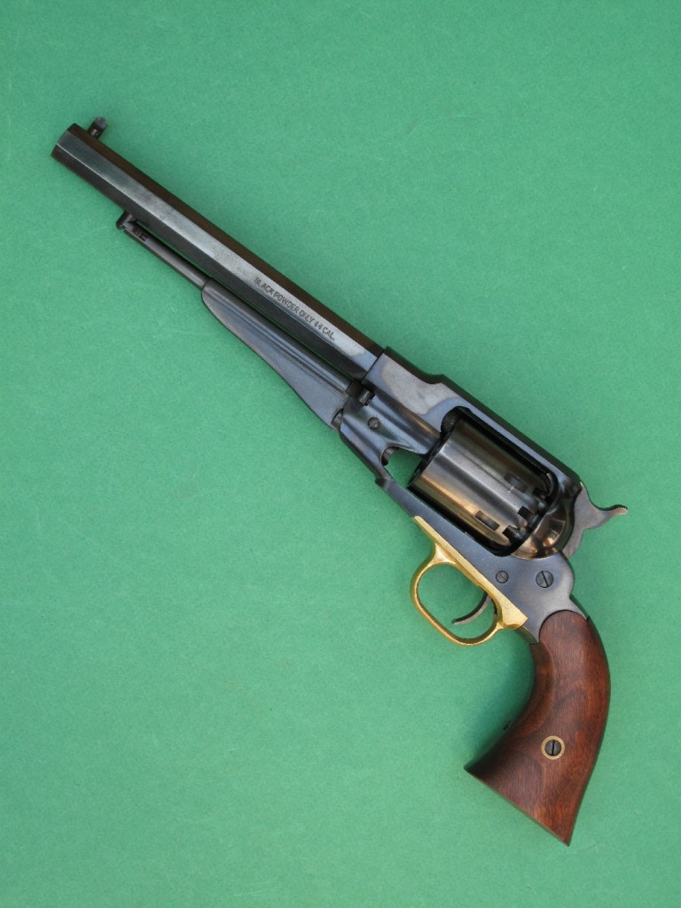 Réplique du Remington New Model Army 1858 fabriquée par Pietta. Il s'agit d'un revolver à percussion à 6 coups en calibre .44 (chargement par l'avant du barillet), avec un canon long de 8 pouces (203 mm).