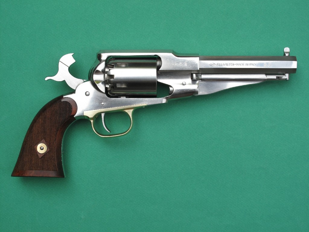 L’emploi de l’acier inoxydable est bien sûr anachronique par rapport à l’arme d’époque, mais il a l’avantage de procurer à cette version du Remington 1858 Sheriff une apparence très proche de celle d’un modèle nickelé et de rendre beaucoup plus faciles les opérations de nettoyage et d’entretien.