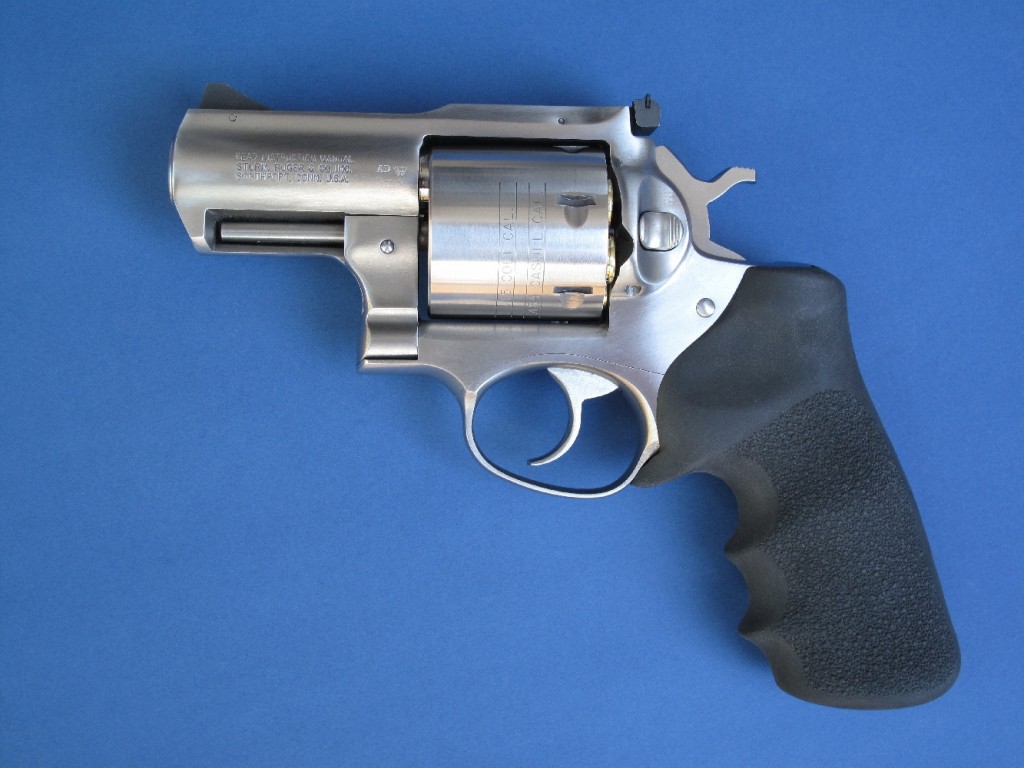 Le Ruger Super Redhawk « Alaskan » est une étonnante variante snub nose du Ruger Super Redhawk, dotée d’un barillet à six coups capable de chambrer le puissant calibre .454 Casull, moyennant un recul brutal et un relèvement d’une amplitude rarement atteinte auparavant.