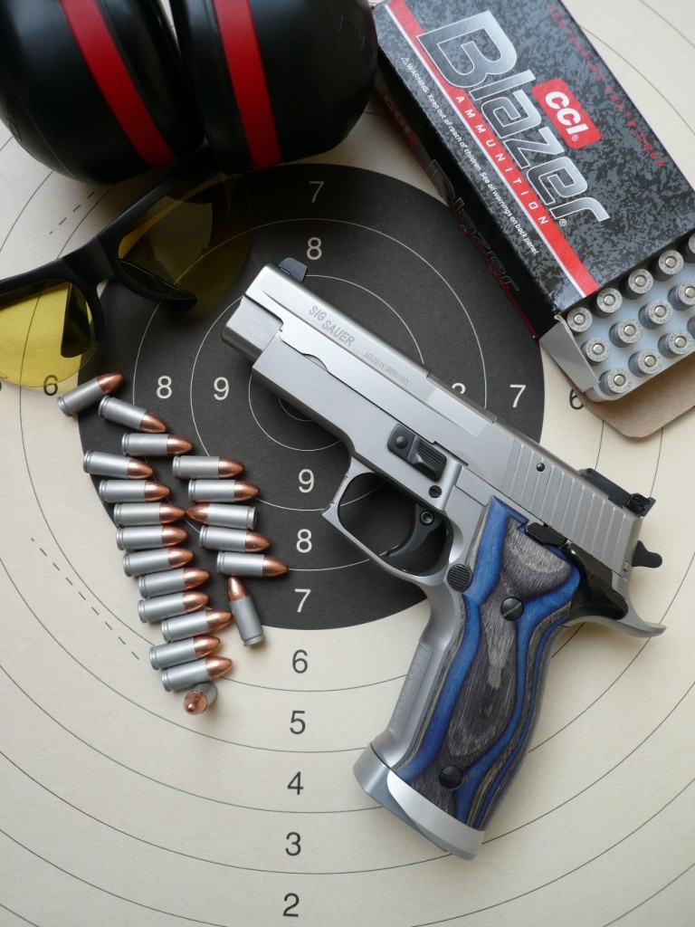 Réalisé sur la base du P226 Sport par le département custom de la maison SIG-Sauer, le « X-Five Short » présente en réalité la même longueur de canon que le P-226 standard, mais il se démarque par sa construction massive en acier inoxydable, le soin apporté dans ses ajustages, sa finition satinée et ses originales plaquettes de crosse en Dymondwood. 