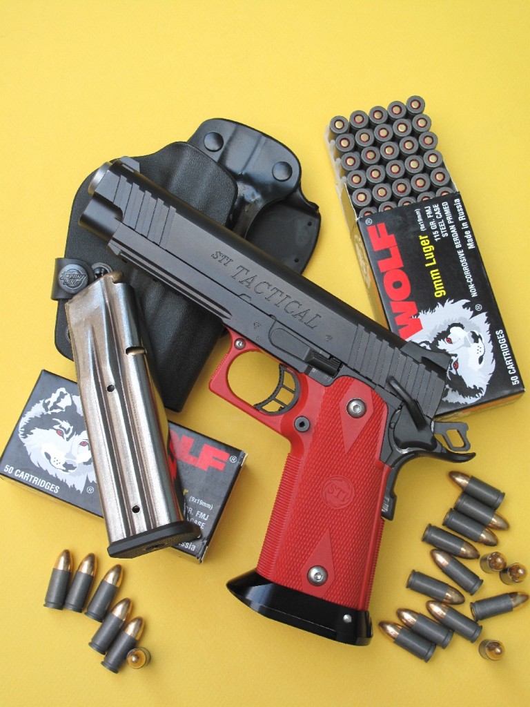 Bien qu’il soit basé sur l’architecture traditionnelle du Colt 1911 A1, le pistolet STI Tactical se démarque radicalement de ce dernier par l’emploi d’un chargeur à grande capacité et l’utilisation du polymère pour la réalisation d’un ensemble poignée-pontet rapporté sur une carcasse en acier.