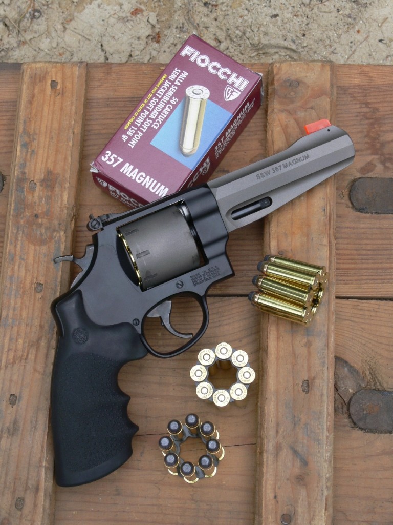 Initialement muni d’un canon court le cantonnant au rôle d’arme de défense, le revolver .357 Magnum ultra-léger (titane et scandium) de la firme Smith & Wesson se voit décliné en version sportive et polyvalente grâce à l’adjonction d’un canon de 5 pouces, d’une poignée monogrip Hogue et d’une visée réglable. L’arme est livrée avec trois clips de chargement en étoile pouvant recevoir chacun huit cartouches qui se substituent de façon simple et économique aux habituels accessoires de type speed-loader.