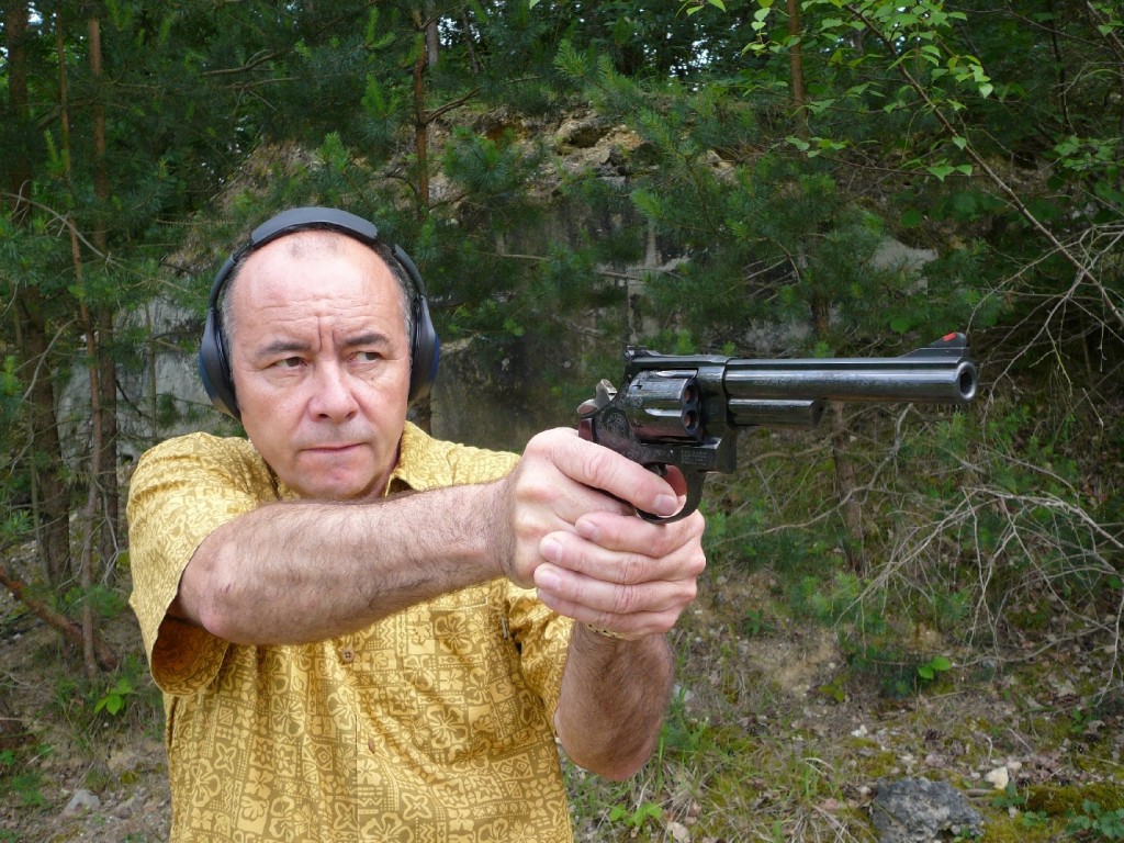 La firme Smith & Wesson a pris l’heureuse initiative de rééditer son mythique revolver modèle 29, de calibre .44 Magnum, lequel avait disparu du catalogue depuis une dizaine d’années pour laisser le champ libre au modèle 629, sa version moderne construite en acier inoxydable. Au début des années soixante-dix, le cinéma américain lui avait offert au modèle 29 extraordinaire popularité grâce à une série de films mettant en scène l'inspecteur Harry Callahan (Clint Eastwood) : Dirty Harry (L'inspecteur Harry), Magnum Force, The Enforcer (L'inspecteur ne renonce jamais), Sudden Impact (Le retour de l'inspecteur Harry), The Dead Pool (L’inspecteur Harry est la dernière cible).