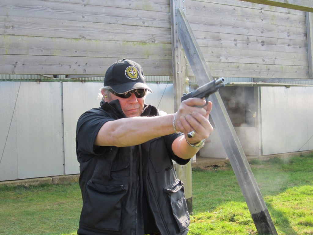 Le poids de ce pistolet, très légèrement supérieur à celui de l’ancien modèle militaire 1911 A1 en raison de sa fabrication tout acier et de son chambrage en 9 mm, permet au Taurus d’offrir un relèvement modéré et une remise en batterie assez rapide.