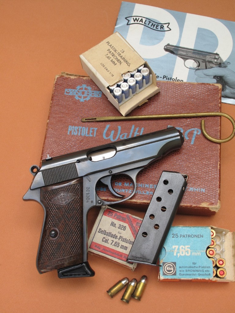 La production du pistolet semi-automatique modèle PP (Polizei Pistole), de calibre 7,65 mm Browning (.32 ACP), créé en 1929 par la firme allemande Walther pour les policiers en tenue, a été reprise après-guerre par la maison française Manurhin. Ce pistolet Walther-Manurhin modèle PP est ici accompagné de sa boîte et de ses accessoires d’origine : livret utilisateur, chargeur de rechange et baguette de nettoyage.