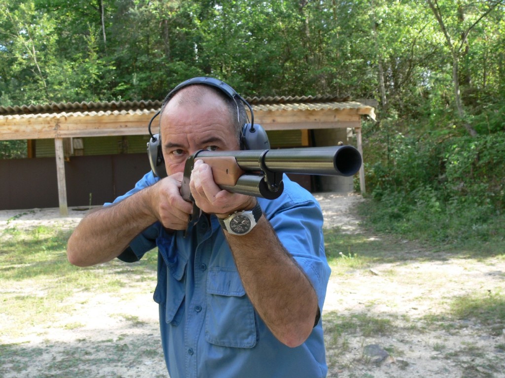 Ce shotgun est un fusil de chasse à répétition par levier de sous-garde créé par John Moses Browning en 1887 pour la firme américaine Winchester. Banc d'essai de sa réplique, en calibre 12/70, distribuée par la maison française Azur Armes.