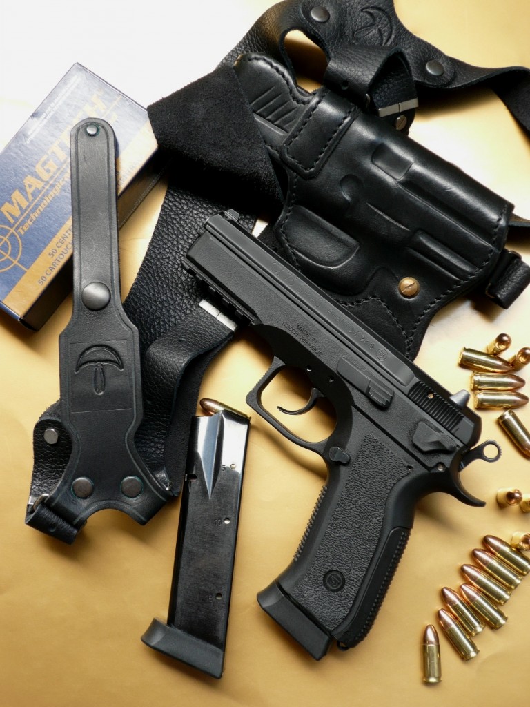 Le CZ-75 SP-01 « Phantom », qui reprend les principales caractéristiques du SP-01 standard, se démarque radicalement par sa carcasse en polymère avec dos de poignée interchangeable et par la présence d’un levier de désarmement en lieu et place du levier de sûreté. Il est ici accompagné de munitions de calibre 9 Para manufacturées au Brésil par Magtech et d’un holster d’épaule en cuir réalisé en France par l’entreprise La Sellerie.