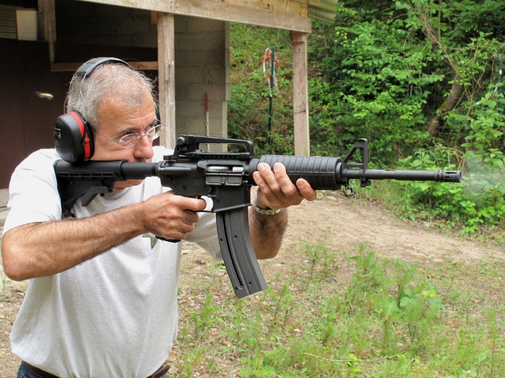 Fabriquée sous licence Colt par la firme allemande Walther, cette version de calibre .22 Long Rifle alimentée par un chargeur de 30 coups reprend avec exactitude l’aspect et les dimensions du modèle M4, une version du fusil d’assaut M16 munie d’un canon de 14 pouces ½.