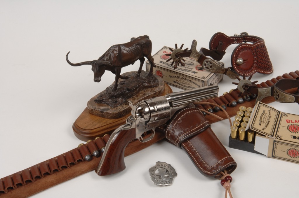 Cette réplique fabriquée par Uberti est d’autant plus intéressante que le Colt « Open Top » constitue un jalon historique majeur dans l'évolution des armes à feu : lancé en 1872, après que le brevet Rollin White couvrant le principe du barillet foré de part en part soit tombé dans le domaine public, ce revolver a été conçu d'origine pour le tir de la cartouche métallique.