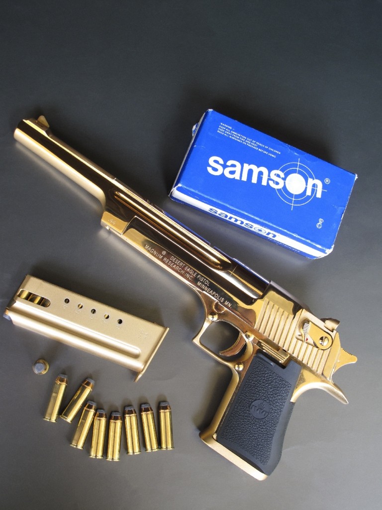 Dans cette configuration, avec son canon de dix pouces et son éblouissante finition « 24 Karat Gold plated », le pistolet Desert Eagle se révèle encore plus impressionnant que le modèle standard, pourtant déjà peu discret en raison de ses dimensions hors normes. Réalisé avec une grande rigueur et fini avec soin, il prend l’aspect d’une arme d’apparat. Mais ne vous y trompez pas : cette version hors du commun n’est pas destinée à être exposée dans une vitrine ; elle est parfaitement utilisable sur le terrain ou dans votre stand de tir habituel. 