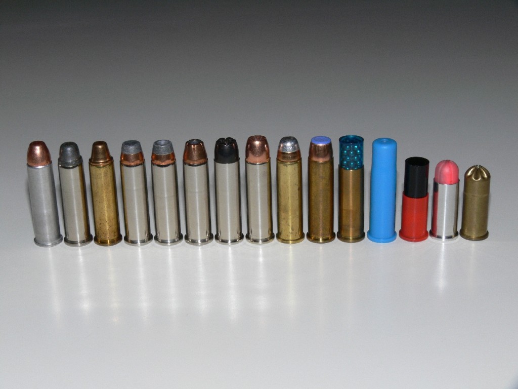 Diverses munitions de calibre .357 Magnum, de gauche à droite : 1) CCI Blazer blindée tête plate ; 2) Federal Semi-Wadcutter plomb ; 3) Norma Semi-Wadcutter blindée ; 4) Federal demi-blindée Soft Point ; 5) Federal demi-blindée Hollow Point ; 6) Federal Hydra Shok ; 7) Winchester Black Talon ; 8) Speer Gold Dot ; 9) SFM balle JAP ; 10) Winchester Safety Glaser ; 11) Shotshell ; 12) GECO Plastic Training ; 13) Speer Tir réduit ; 14) Simunition colorante ; 15) cartouche à blanc.