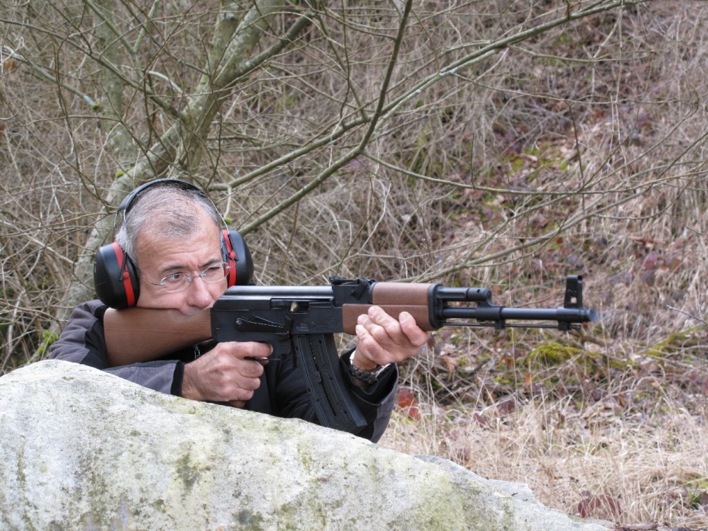 La firme allemande GSG (German Sport Guns) lance cette copie du fusil d’assaut AK-47, plus connu sous sa dénomination de Kalashnikov, du nom de son inventeur. Il s’agit d’une adaptation réalisée sous licence, chambrée en calibre .22 Long Rifle et fonctionnant en mode semi-automatique. Elle n’en reprend pas moins l’aspect, les dimensions et les principales fonctionnalités de l’arme militaire, à ceci près que la position intermédiaire du sélecteur, qui permettait le tir en rafales, a bien entendu disparu…