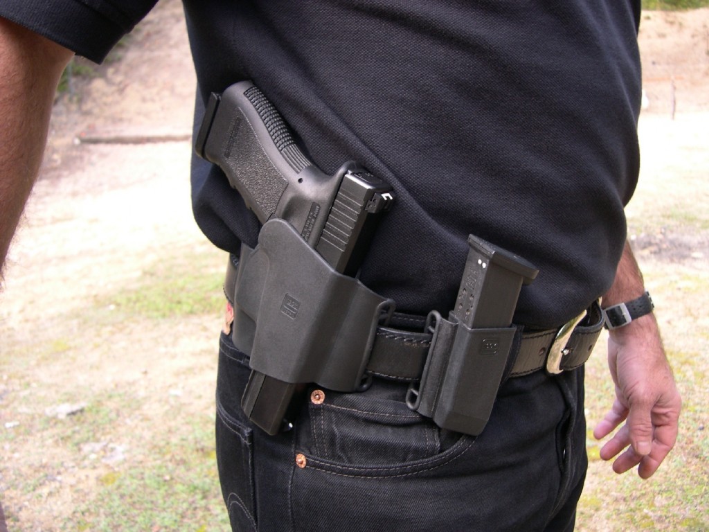 Simple et peu onéreux, l’ensemble ambidextre holster et porte chargeur « Sport/Combat » moulé en polymère, conçu d’origine pour le pistolet Glock, se révèle à l’usage parfaitement fonctionnel malgré son apparente rusticité. 