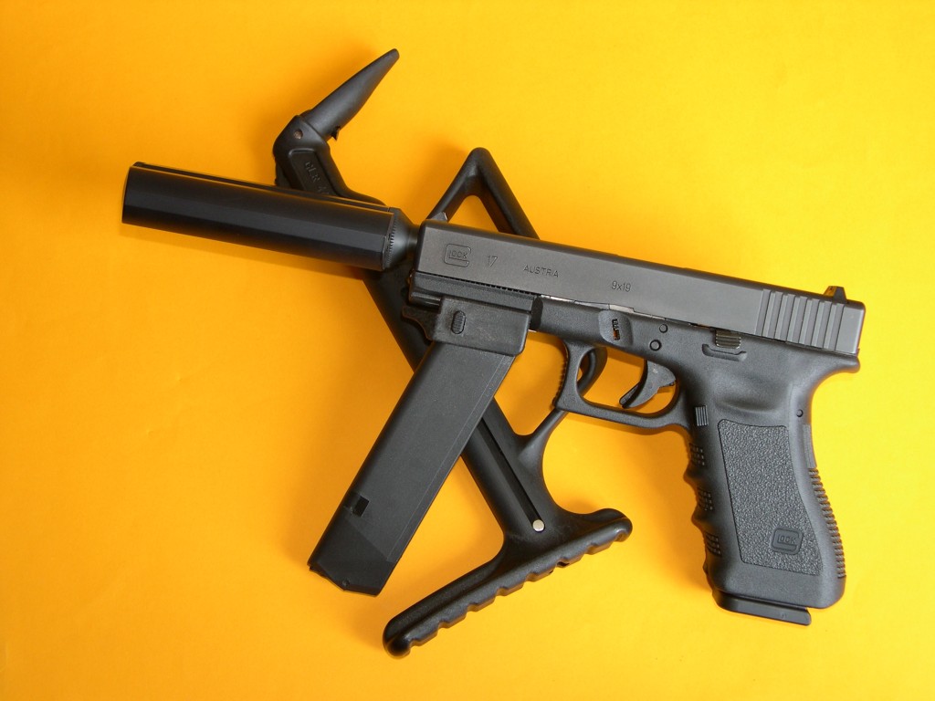 Le Glock 17, muni du silencieux Stopson SP1 et du talon GMFG permettant d’utiliser le chargeur de secours comme poignée d’appoint, est ici posé sur la crosse d’épaule télescopique instantanément adaptable. Ces accessoires nous sont apparus particulièrement intéressants par leur légèreté, leur compacité et leur facilité de mise en œuvre, puisqu’ils peuvent être installés sur l’arme sans outil avec une rapidité déconcertante.