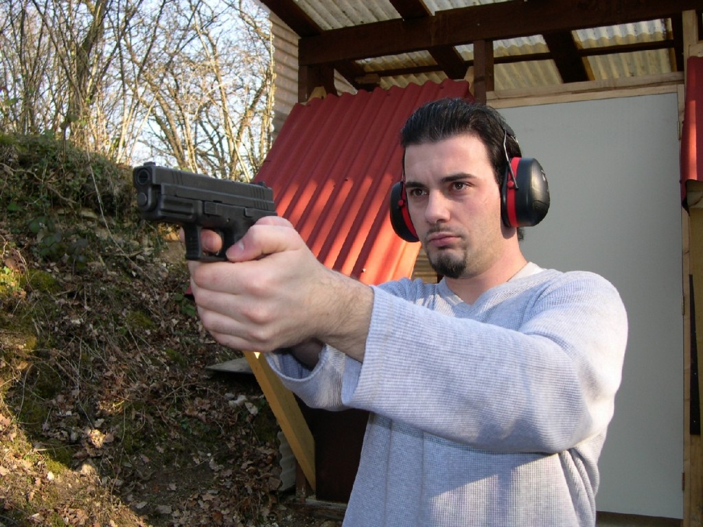 Le confort de la prise en main est nettement amélioré par la présence d’un repose pouce ambidextre semblable à celui inauguré par Glock au moment du lancement de son modèle 26.