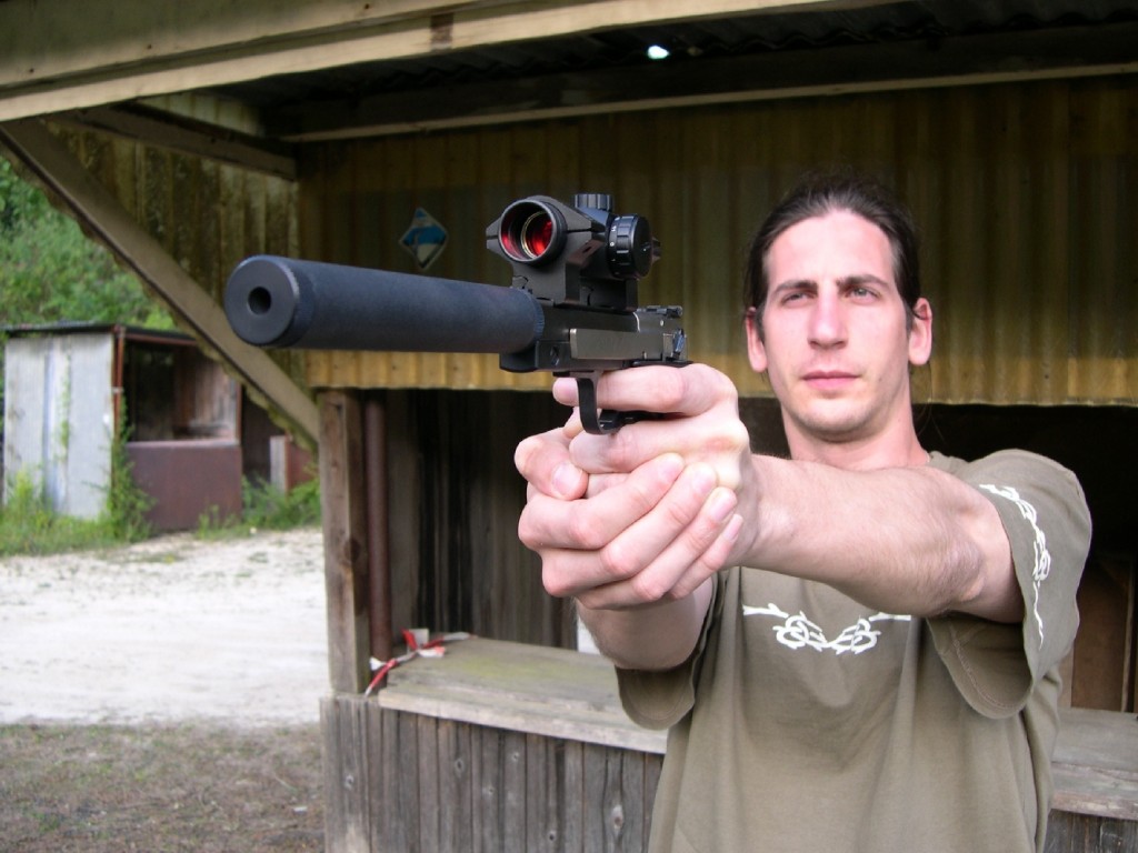 Doté d'une poignée ergonomique bien dessinée et d'une excellente détente, Le X-esse se révèle être un pistolet très agréable à utiliser dans le cadre d’un tir récréatif. Malgré son faible diamètre, le silencieux FMR empiète trop sur le guidon pour ne pas gêner la prise de visée, ce qui rend quasiment obligatoire le montage d’un système de visée optique.