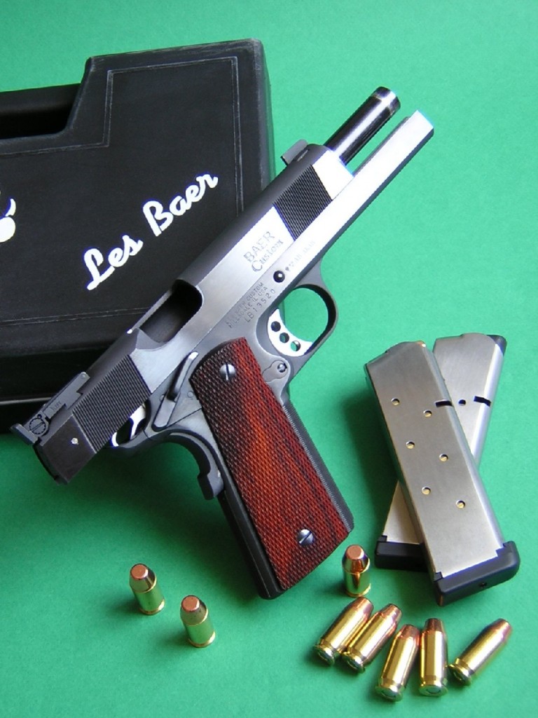 Les Baer se démarque de tous les autres armuriers américains spécialisés dans la réalisation de modèles custom sur base du Colt 1911 A-1 et de ses dérivés, par le fait qu’il a sauté le pas pour passer au stade de fabricant. Son modèle Monolith se présente comme une copie du Colt 1911 A1 dont la carcasse se prolonge vers l’avant jusqu’à l’extrémité antérieure de la culasse. Cette partie allongée, appelée « dust cover », améliore l’équilibre des masses en faisant office de contrepoids.