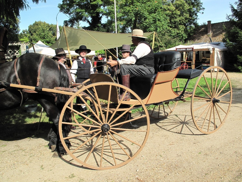 Le « Paris Western Show » offre à tous ses visiteurs l'opportunité d'une petite promenade, qui constitue un voyage dans le temps. Cette année, le traditionnel « Stage Coach » (diligence) de l'U.S. Mail Express avait été remplacé par un « Buckboard », un modèle d'époque superbement restauré et conduit par Daniel Hubert. Le buckboard, c'est une calèche constituée d'un simple plateau muni d'une banquette et tracté par un unique cheval, que l'on voit dans tous les bons westerns, généralement pendant la (courte) scène d'amour, ou à la fin, quand le héros part avec sa belle...